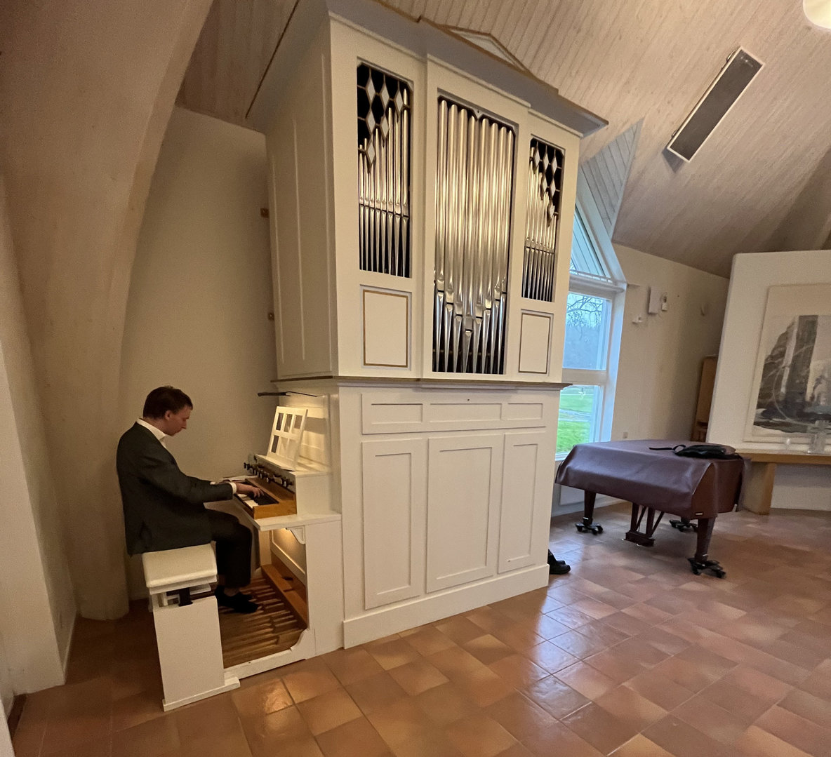 En man spelar på en kyrkoorgel.