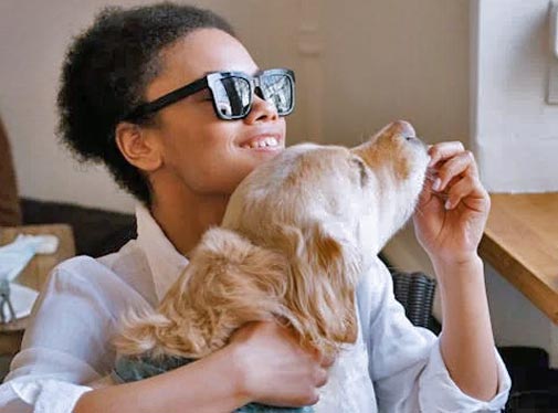 Bild: Ung kvinna med ledarhund. Bild: Ung kvinna med ledarhund.