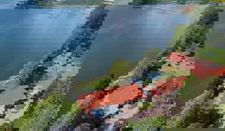 Drönarfoto över Vadstena folkhögskola och Vättern.
