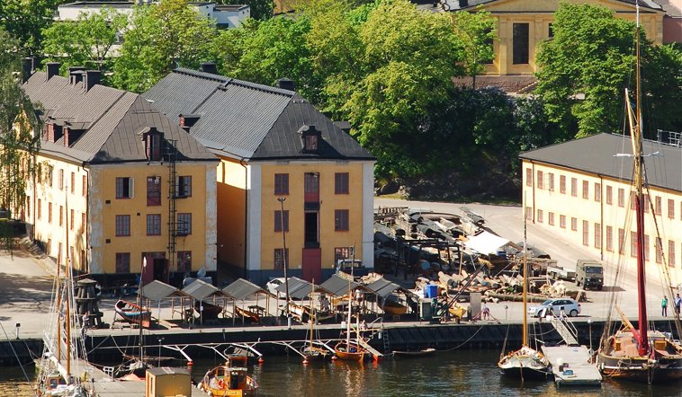 Skeppsholmens folkhögskola ligger på Skeppsholmen, ön mitt i Stockholm 
